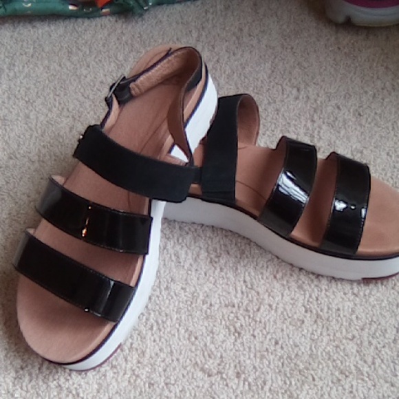 UGG Braelynn Patent Leather Sandals - Picture 2 of 10